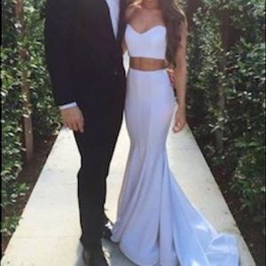 Two piece white dress with Sweep trail❄️⭐️